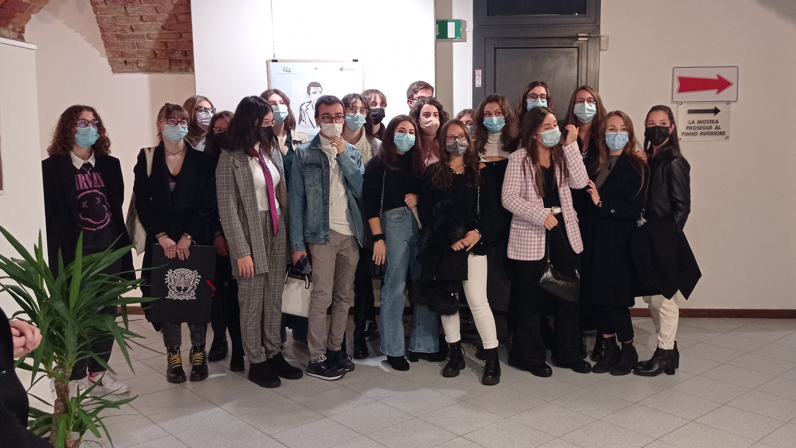 foto delle due classi durante uno degli ultimi momenti dell'inaugurazione