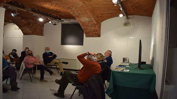 l'autore durante la presentazione