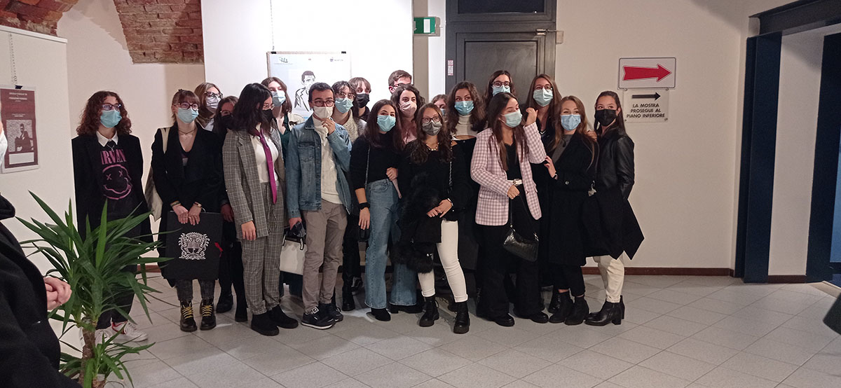 i ragazzi delle classi all'inaugurazione